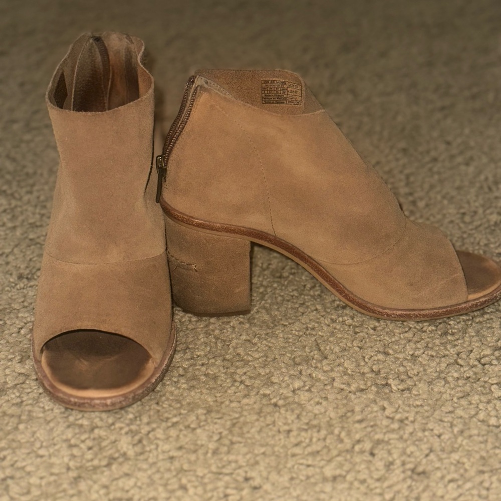 UGGs Ginger ankle sandals